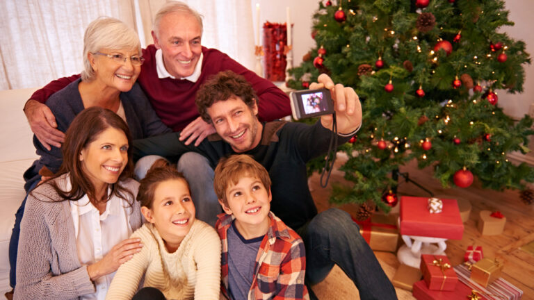 Read more about the article Family Photo Sharing Without Regrets: The Holiday Privacy Checklist