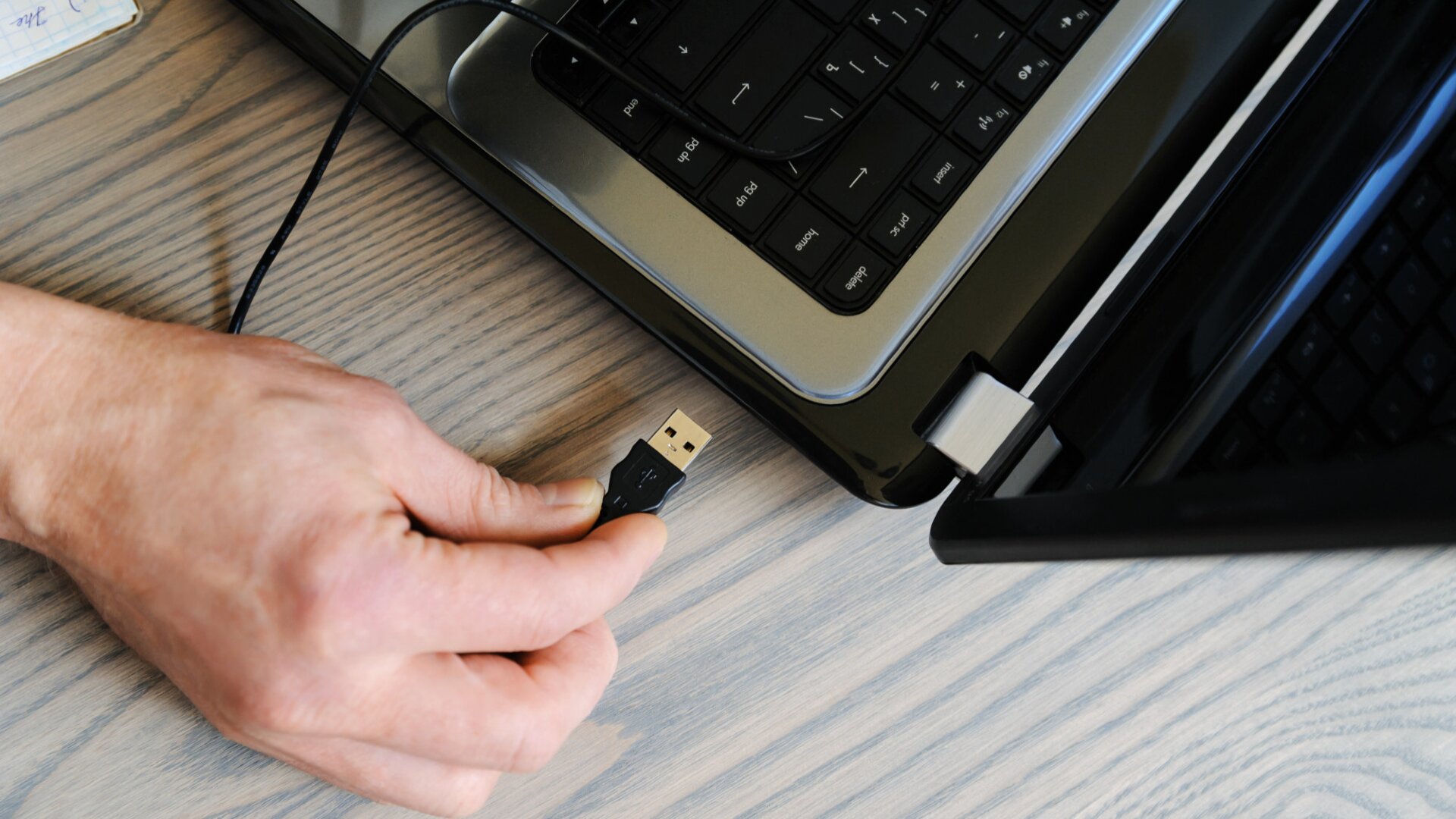 Read more about the article FBI Warns: Hackers Use USB Drives to Steal Data